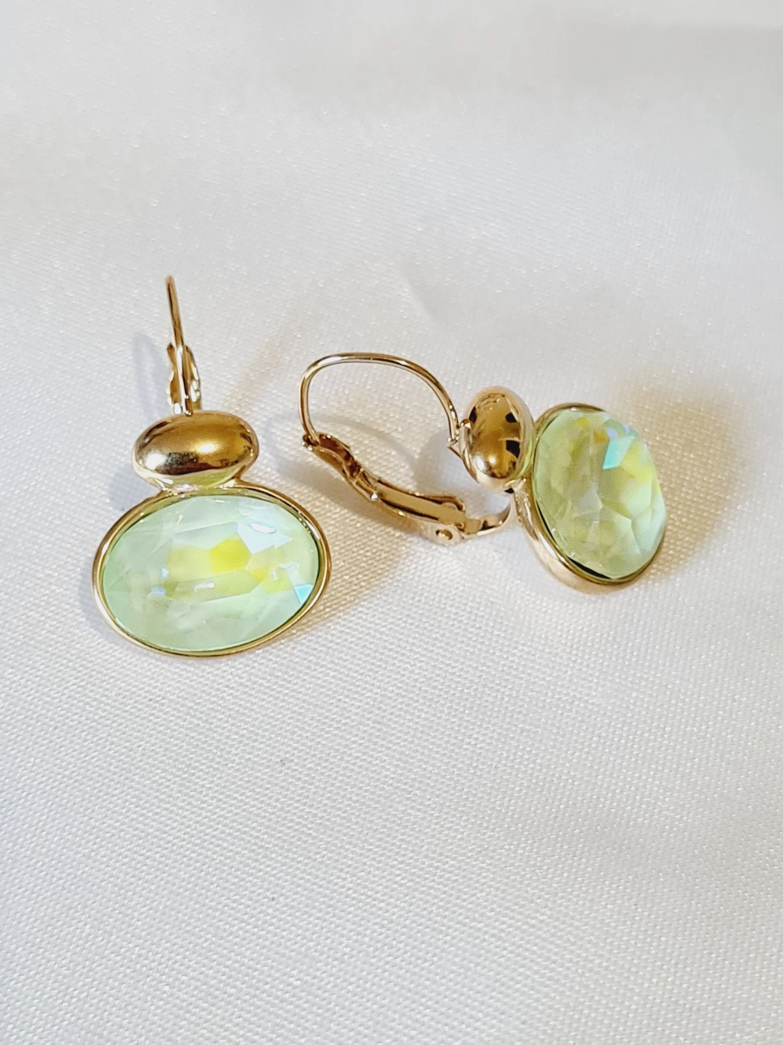 Boucles d'oreilles dorées cristaux verts opale – photo 2